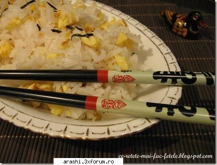 orez japonez timp: 150g orez bobul alungit, oua, ulei susan (sau ulei oţet, sare, piper,