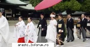 nuntile japoneze erau tinute in izvoarele shinto. un izvor shinto in credintele japoneze, capelei